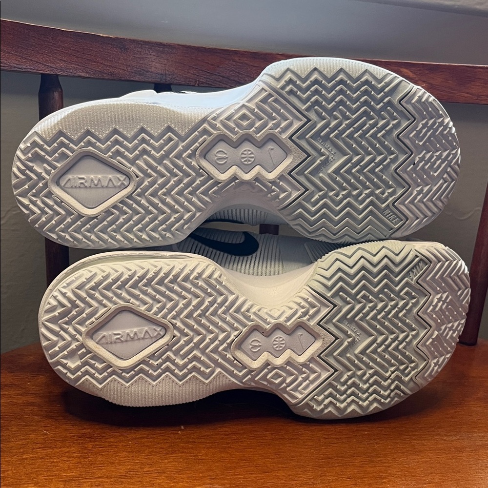 NWOT Nike Air Max Impact 4 Basketball Shoes White / Black Kids Size 4 - Picture 10 of 10